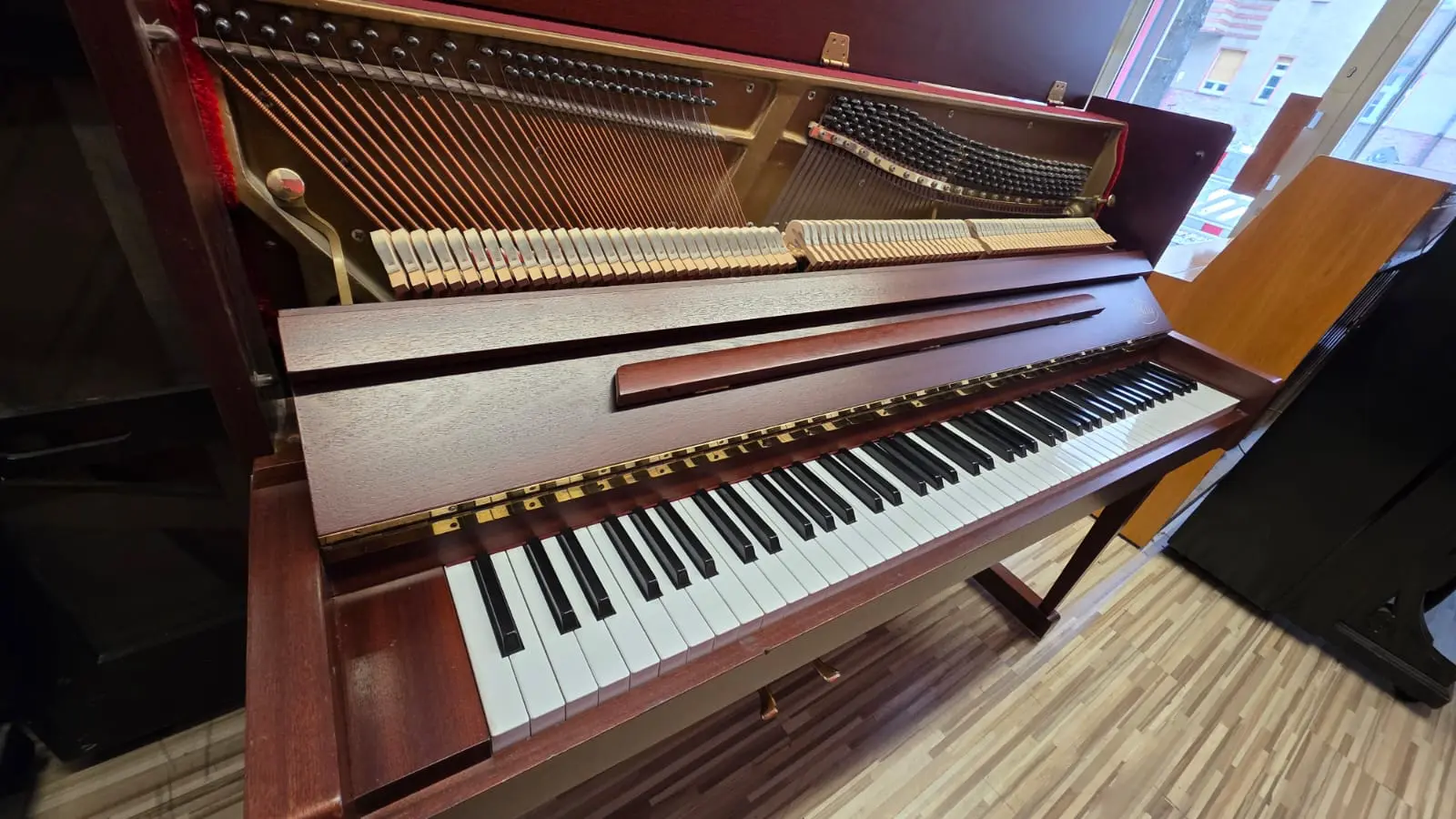 Klaviertastatur - MAY Berlin - Gebrauchtes Klavier kaufen in Berlin â Nussbaum/Mahagoni-Optik, warmer Klang, Probespielen in Steglitz