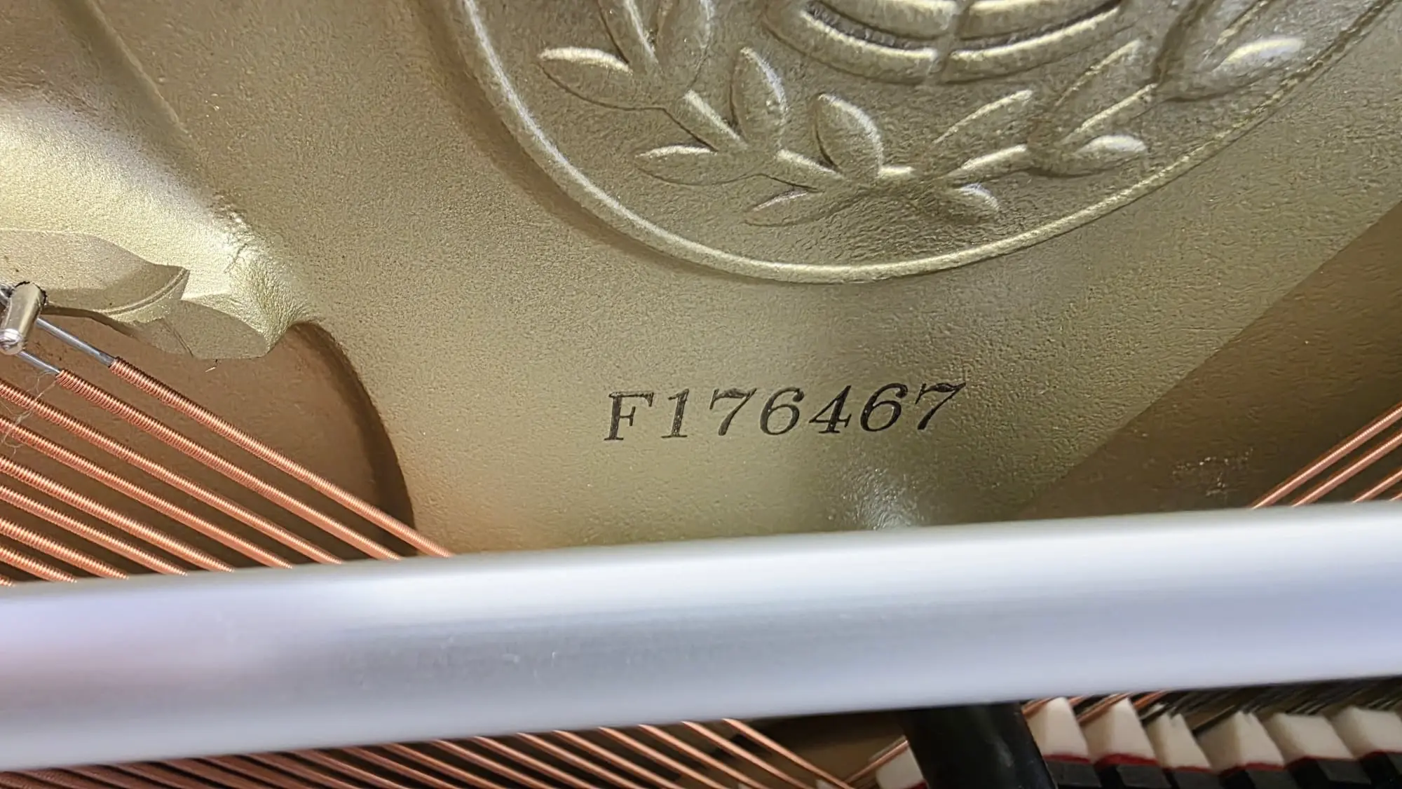 Seriennummer - Kawai Klavier weiß Hochglanz (Polyester, 2022) mit Moderator – Gebrauchtes Klavier kaufen in Berlin, Probespielen Berlin-Steglitz