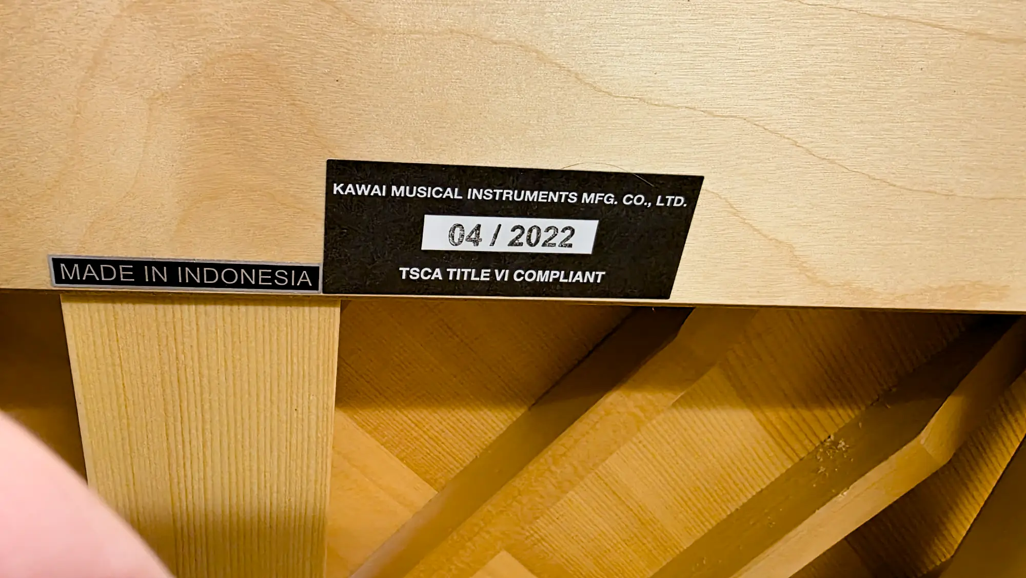 Baujahr Datum - Kawai Klavier weiß Hochglanz (Polyester, 2022) mit Moderator – Gebrauchtes Klavier kaufen in Berlin, Probespielen Berlin-Steglitz