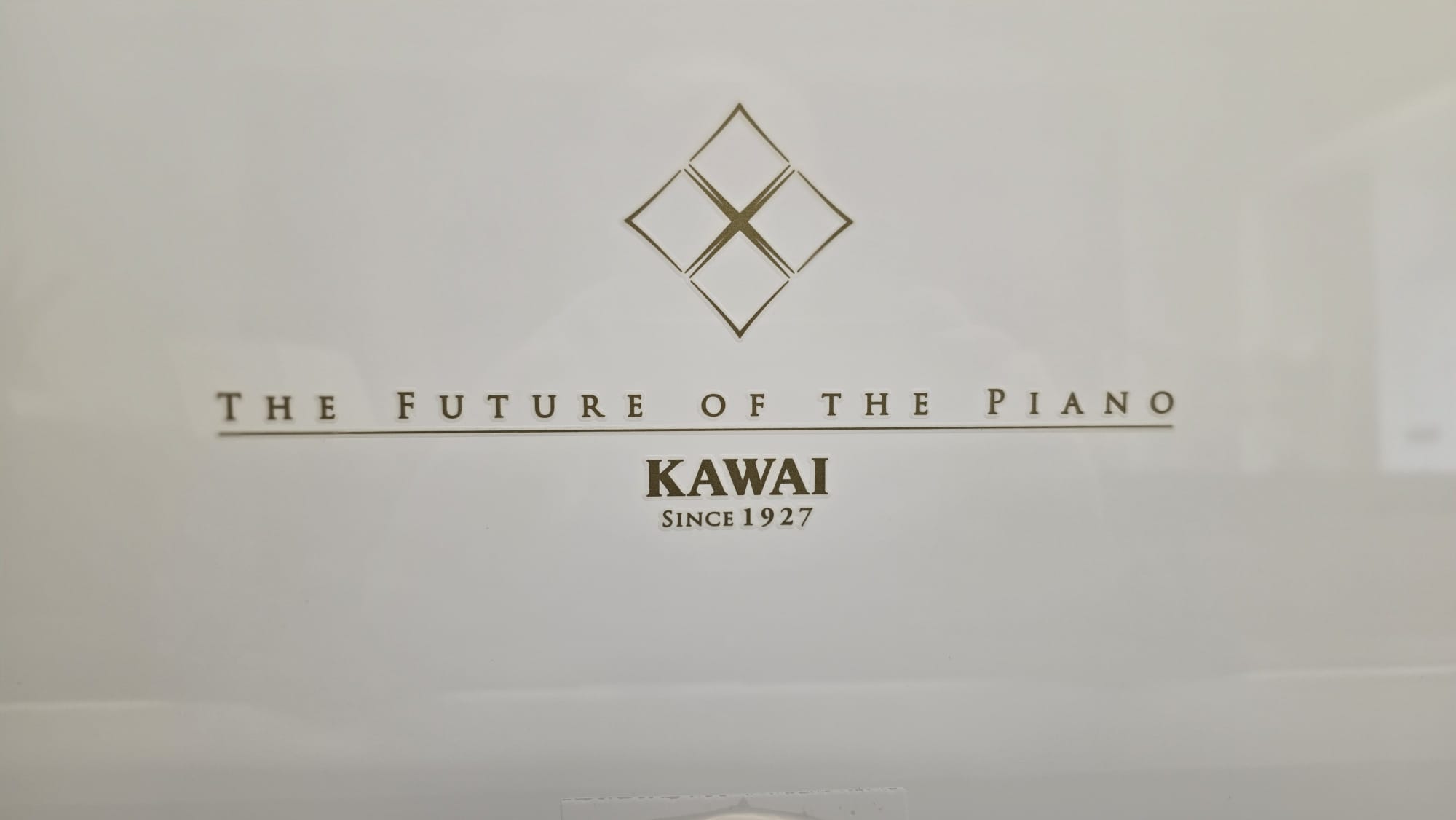 Logo - Kawai Klavier weiß Hochglanz (Polyester, 2022) mit Moderator – Gebrauchtes Klavier kaufen in Berlin, Probespielen Berlin-Steglitz