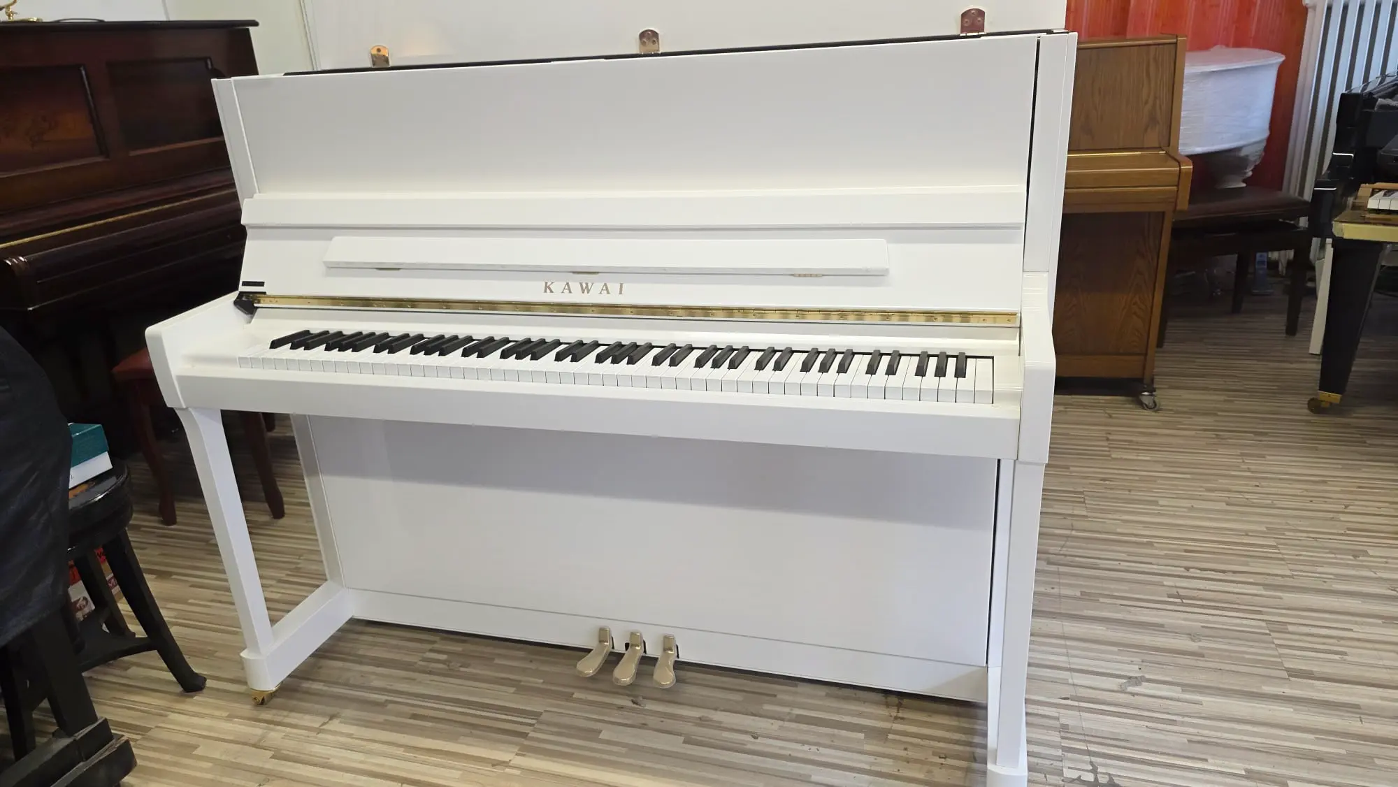 Neues Kawai Klavier weiß Hochglanz (Polyester, 2022) mit Moderator – Gebrauchtes Klavier kaufen in Berlin, Probespielen Berlin-Steglitz