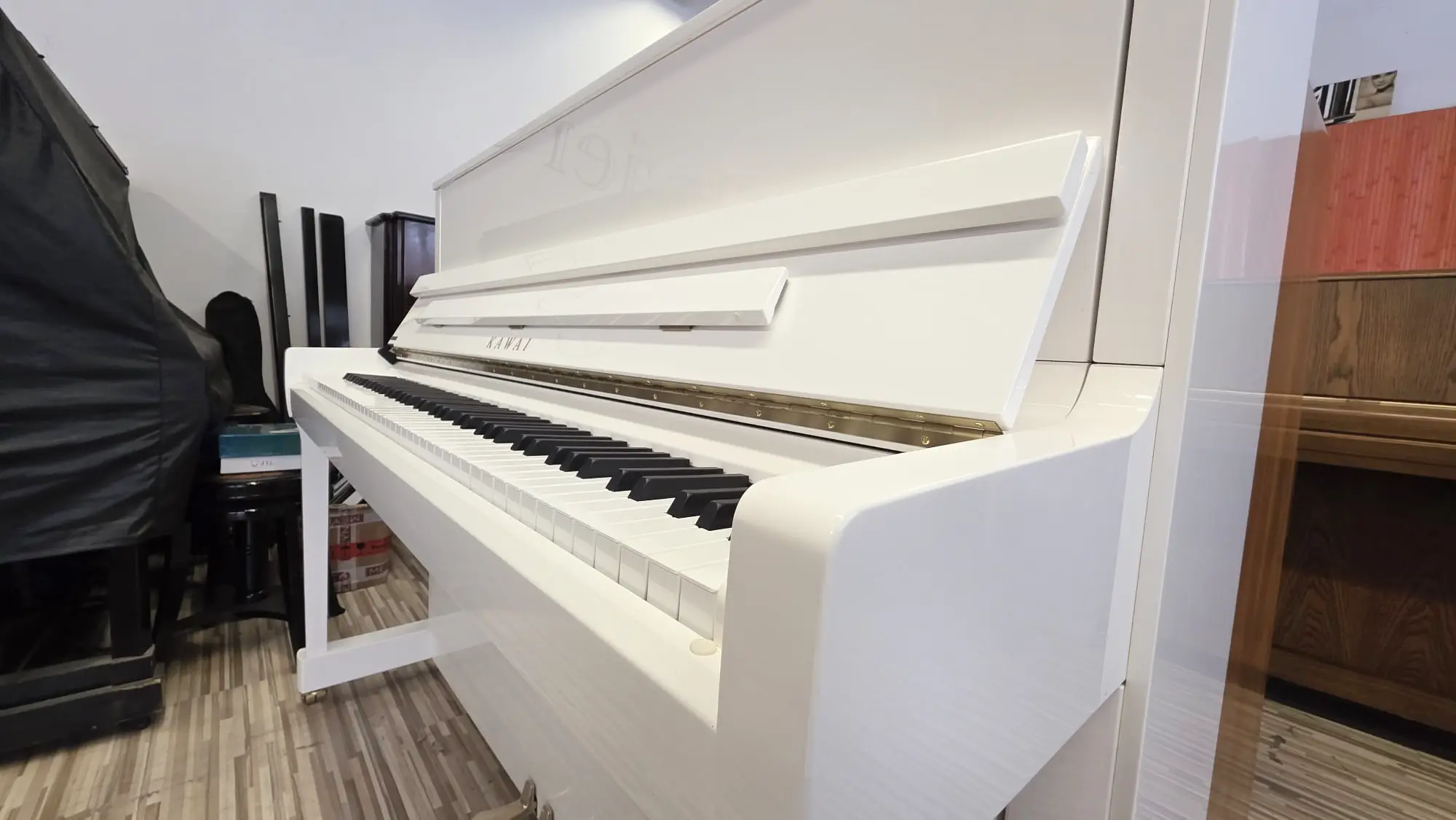 - Kawai Klavier weiß Hochglanz (Polyester, 2022) mit Moderator – Gebrauchtes Klavier kaufen in Berlin, Probespielen Berlin-Steglitz