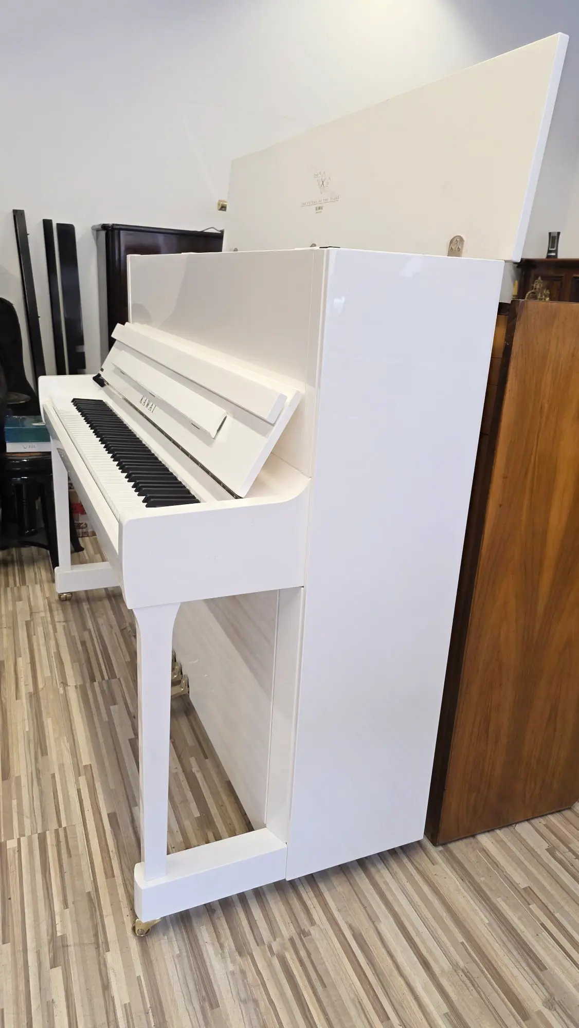 - Kawai Klavier weiß Hochglanz (Polyester, 2022) mit Moderator – Gebrauchtes Klavier kaufen in Berlin, Probespielen Berlin-Steglitz