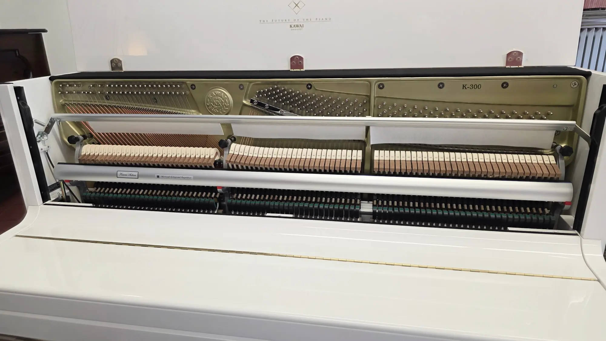 Mechnik - - Kawai Klavier weiß Hochglanz (Polyester, 2022) mit Moderator – Gebrauchtes Klavier kaufen in Berlin, Probespielen Berlin-Steglitz