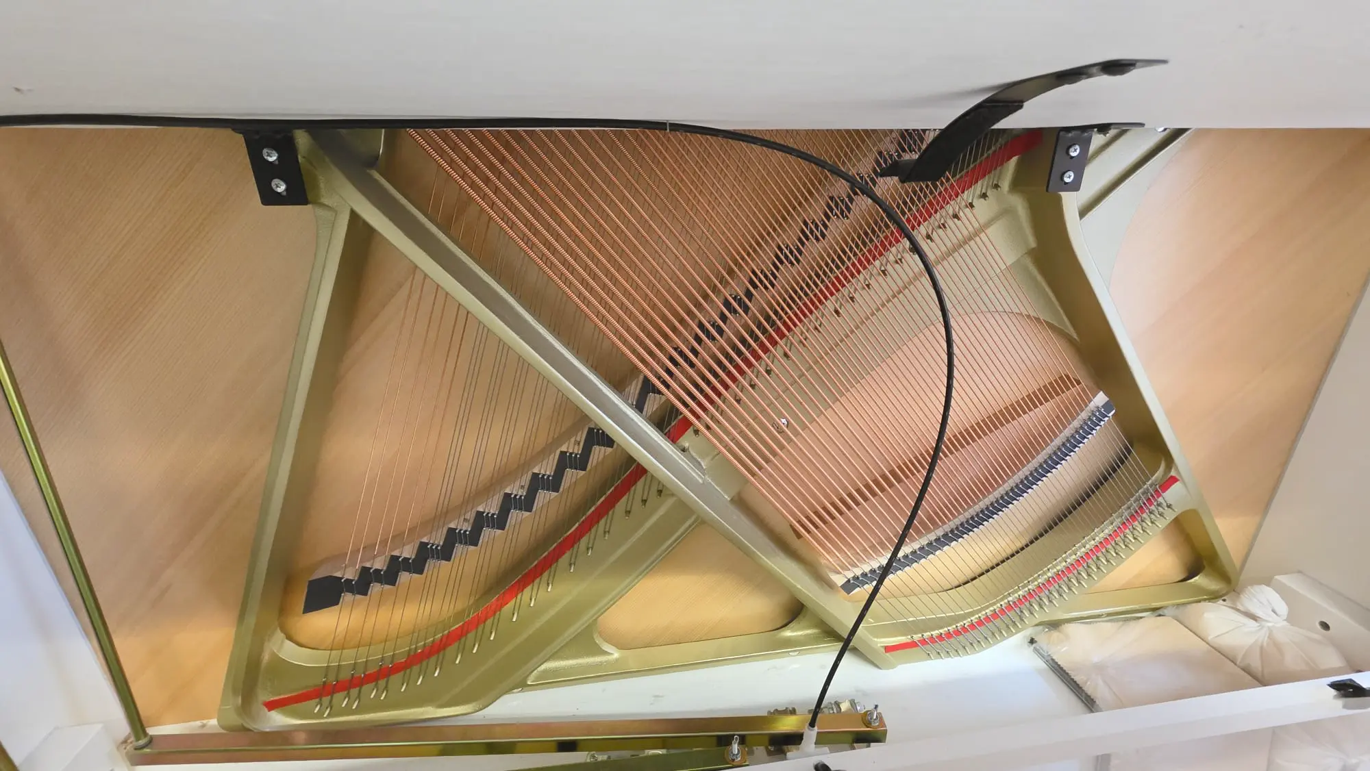 Gussplatte - Kawai Klavier weiß Hochglanz (Polyester, 2022) mit Moderator – Gebrauchtes Klavier kaufen in Berlin, Probespielen Berlin-Steglitz