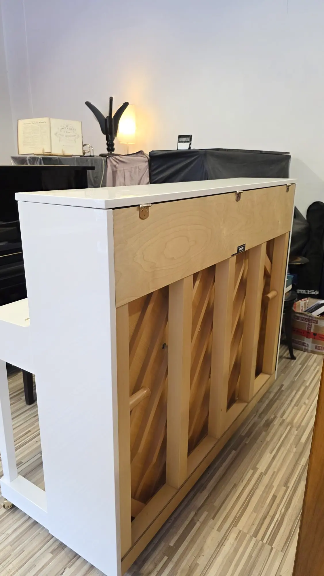 Rückseite- Kawai Klavier weiß Hochglanz (Polyester, 2022) mit Moderator – Gebrauchtes Klavier kaufen in Berlin, Probespielen Berlin-Steglitz