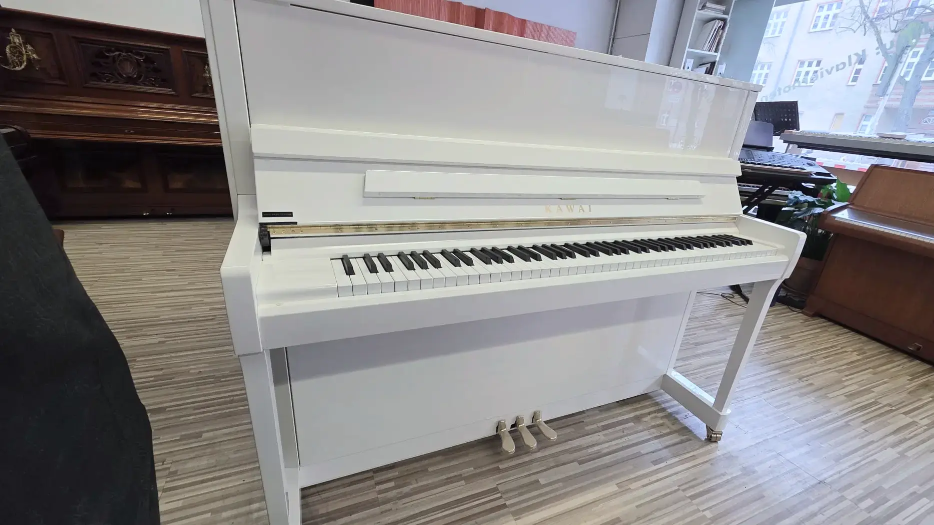 Polyester klavier - Kawai Klavier weiß Hochglanz 2022) mit Moderator – Gebrauchtes Klavier kaufen in Berlin, Probespielen Berlin-Steglitz