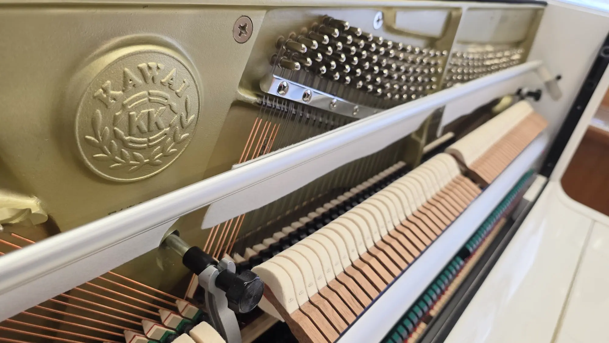 Moderator und Hammermechanuk - Kawai Klavier weiß Hochglanz (Polyester, 2022) mit Moderator – Gebrauchtes Klavier kaufen in Berlin, Probespielen Berlin-Steglitz