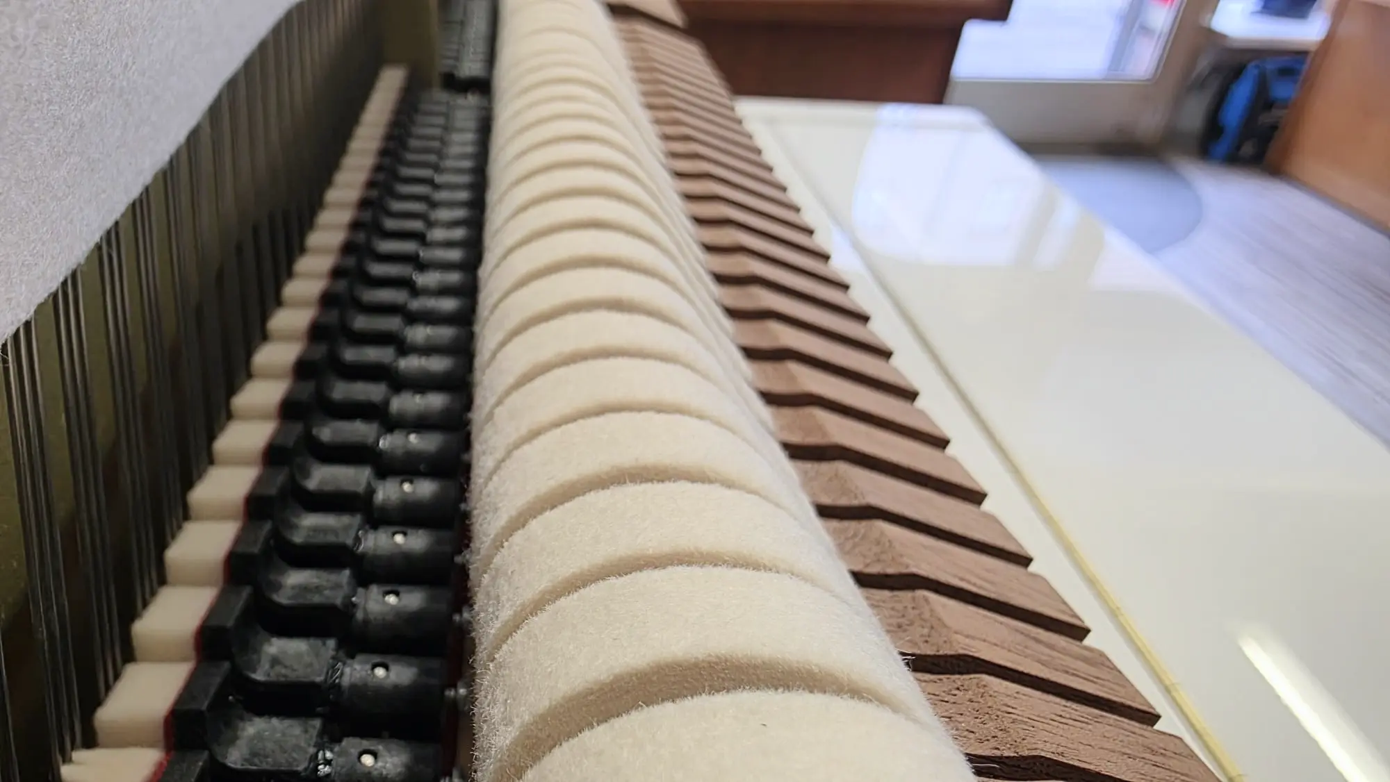 Hämmern - Kawai Klavier weiß Hochglanz (Polyester, 2022) mit Moderator – Gebrauchtes Klavier kaufen in Berlin, Probespielen Berlin-Steglitz