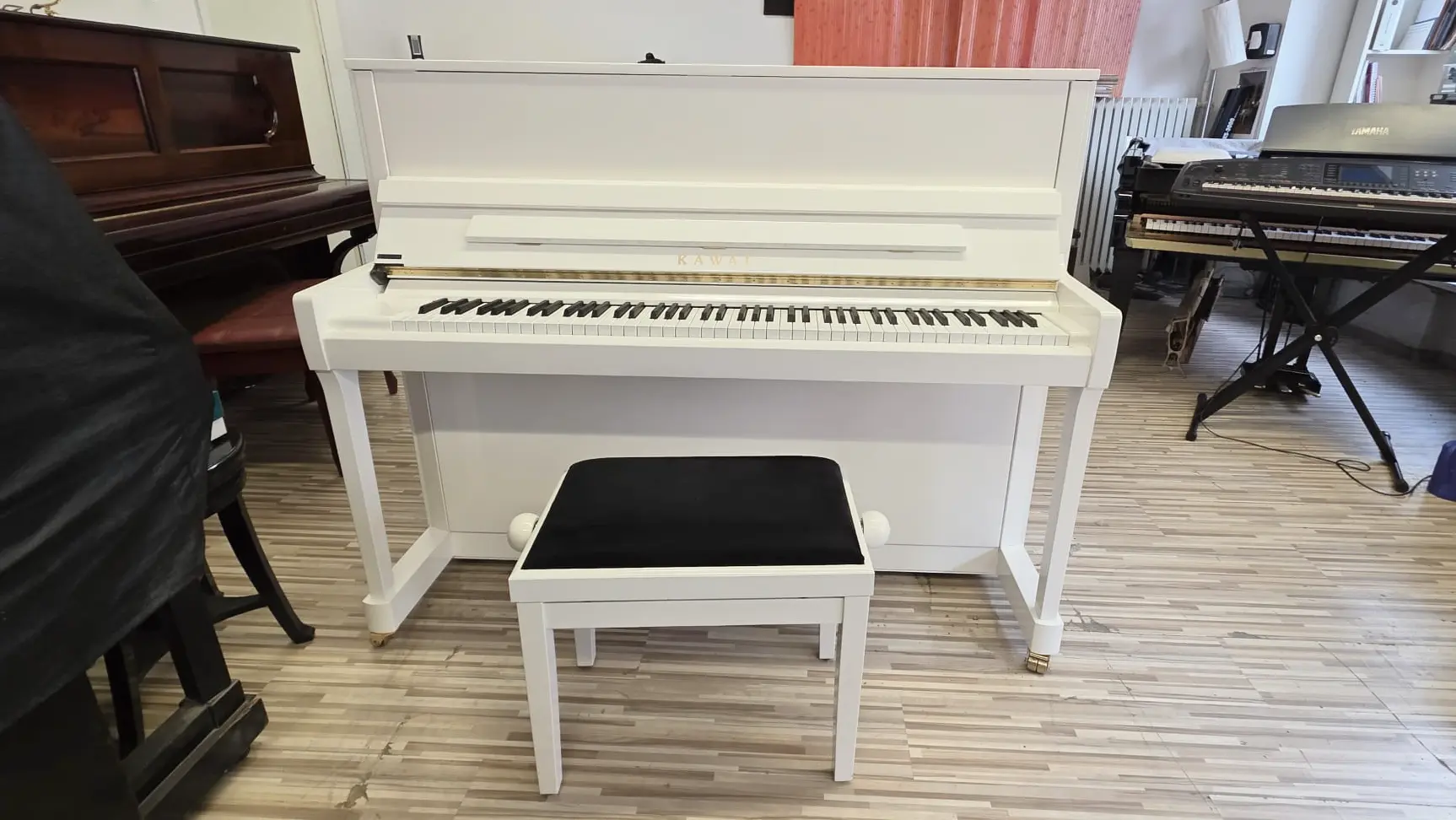 Weises Klavierbank und Kawai Klavier weiß Hochglanz (Polyester, 2022) mit Moderator – Gebrauchtes Klavier kaufen in Berlin, Probespielen Berlin-Steglitz