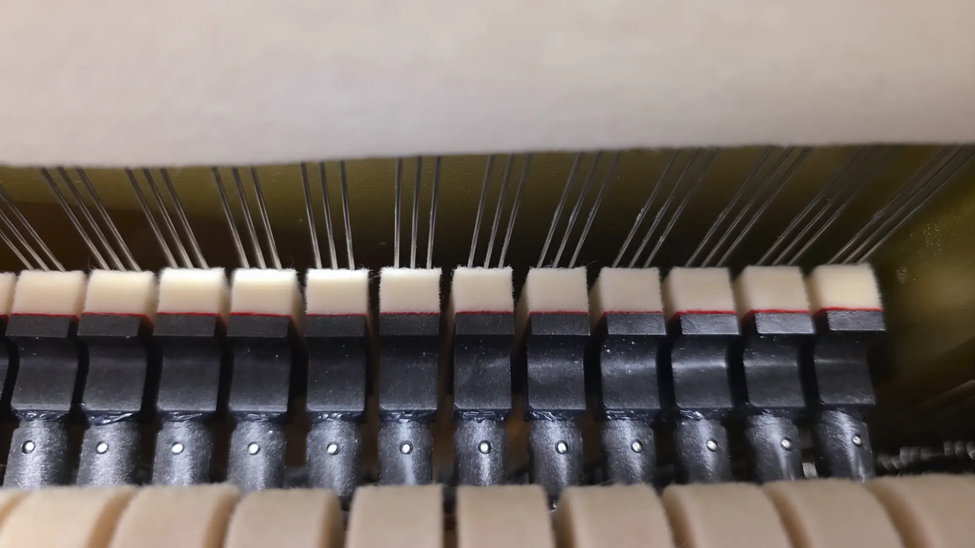 Carbon Teile - Kawai Klavier weiß Hochglanz (Polyester, 2022) mit Moderator – Gebrauchtes Klavier kaufen in Berlin, Probespielen Berlin-Steglitz