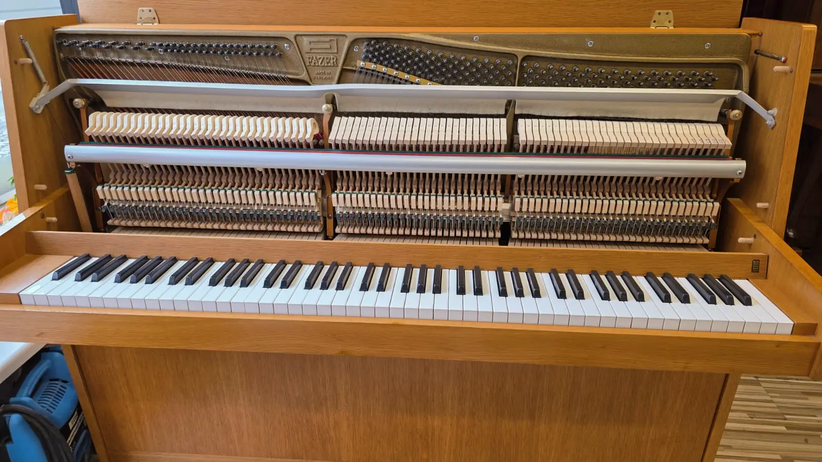 Klaviermechanik - FAZER Klavier - Gebrauchtes Klavier kaufen in Berlin - holzfarbenes Upright mit Moderator/Übungspedal, Probespiel nach Termin in Steglitz