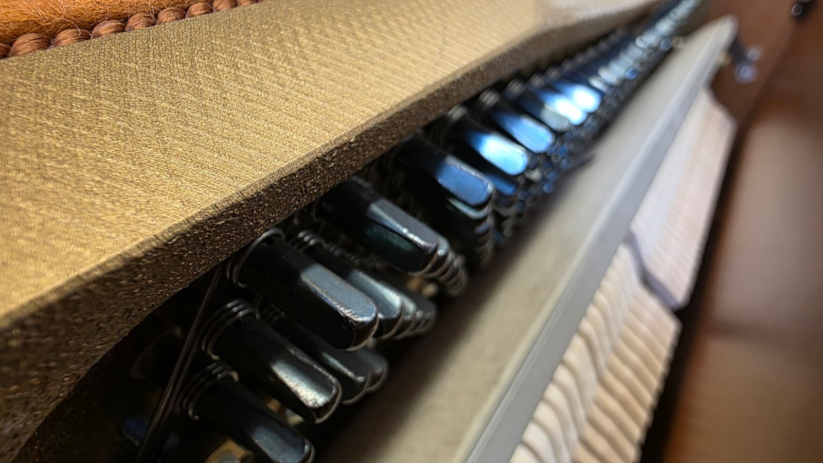 Wirbel und Hämmern - FAZER Klavier - Gebrauchtes Klavier kaufen in Berlin - holzfarbenes Upright mit Moderator/Übungspedal, Probespiel nach Termin in Steglitz