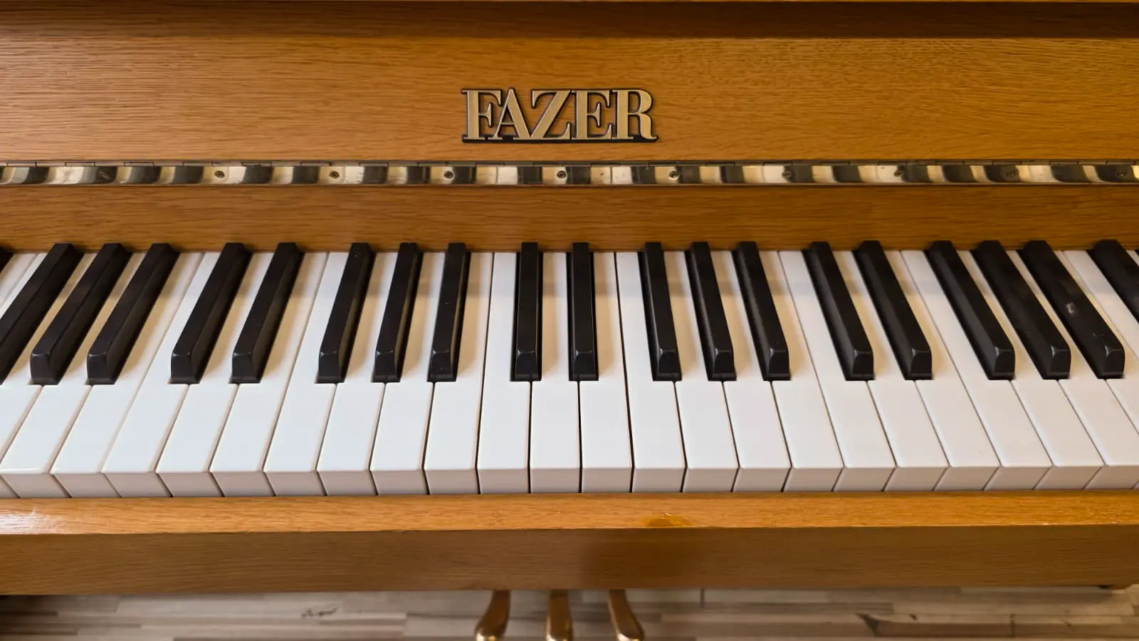 Tasten - FAZER Klavier - Gebrauchtes Klavier kaufen in Berlin - holzfarbenes Upright mit Moderator/Übungspedal, Probespiel nach Termin in Steglitz