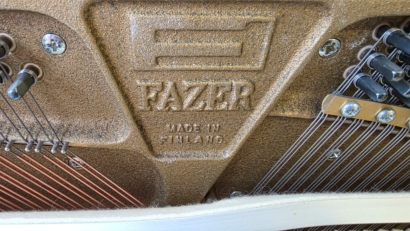 Gussplatte - FAZER Klavier - Gebrauchtes Klavier kaufen in Berlin - holzfarbenes Upright mit Moderator/Übungspedal, Probespiel nach Termin in Steglitz