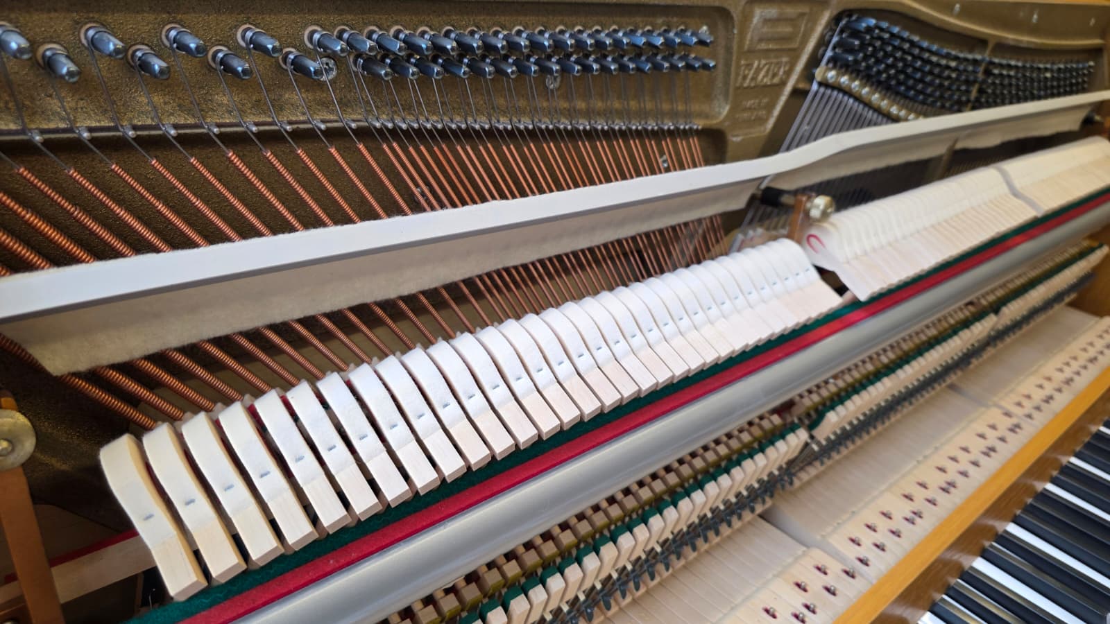 Mechanik - FAZER Klavier - Gebrauchtes Klavier kaufen in Berlin - holzfarbenes Upright mit Moderator/Übungspedal, Probespiel nach Termin in Steglitz