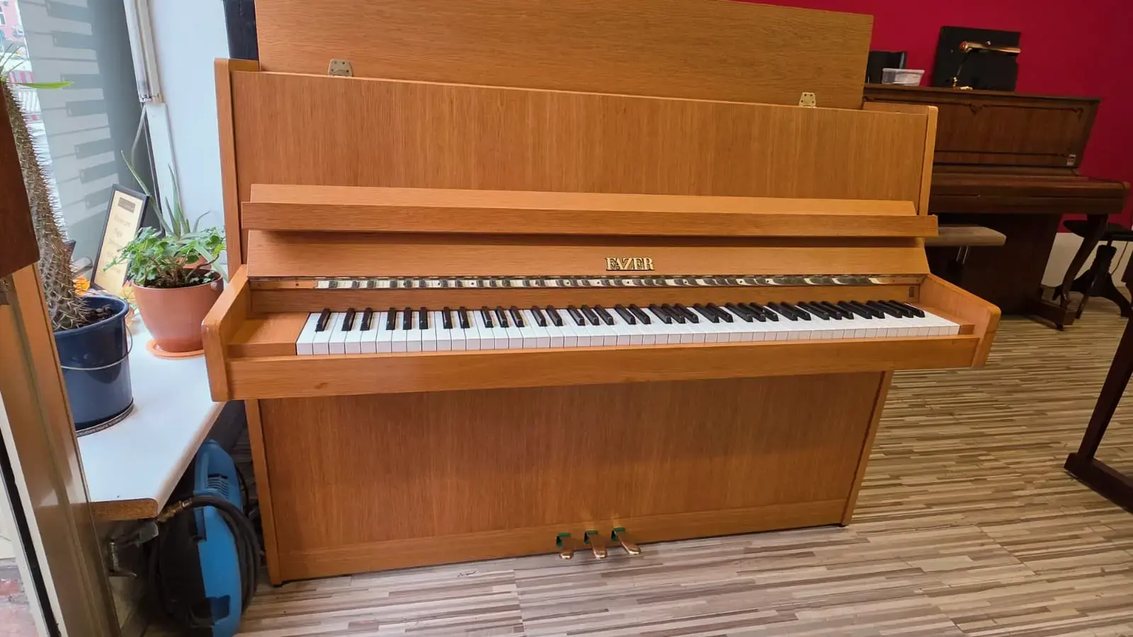 FAZER Klavier - Gebrauchtes Klavier kaufen in Berlin - holzfarbenes Upright mit Moderator/Übungspedal, Probespiel nach Termin in Steglitz