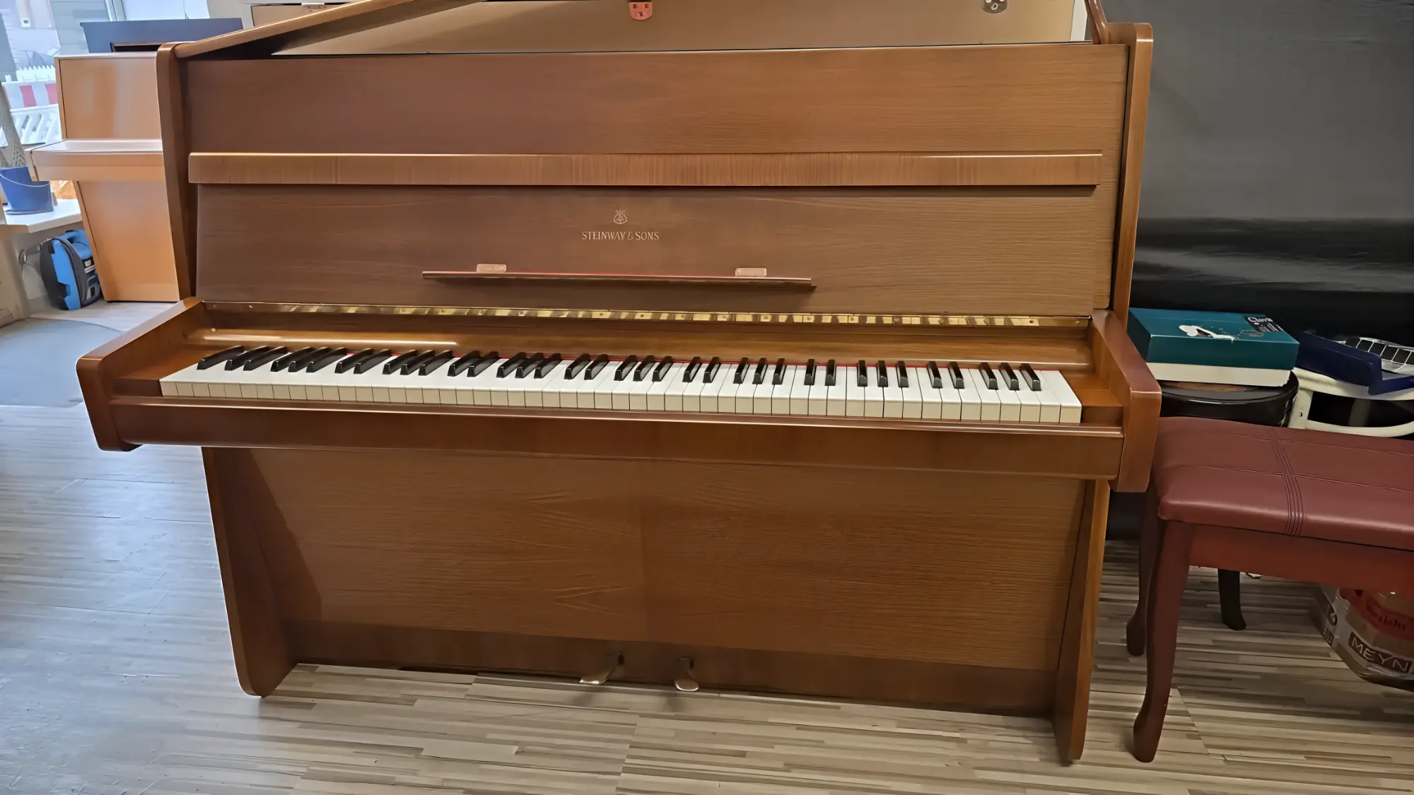 STEINWAY & SONS Modell Z (Z-114) Holzfarbe