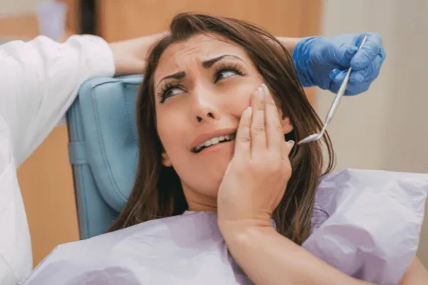 zapalenie-miazgi-zeba-objawy-bolu