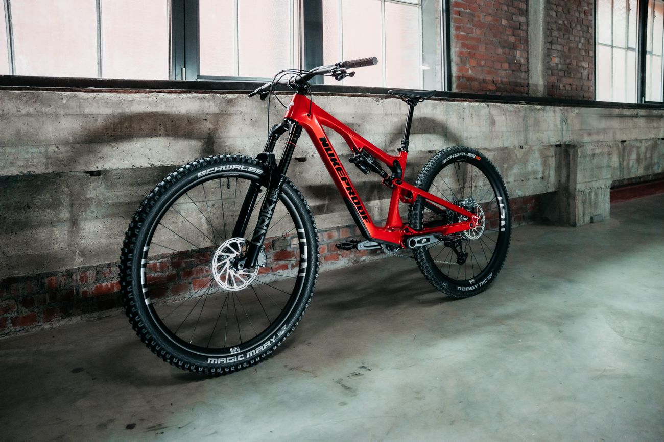 Nukeproof Reactor V2 Trailbike mit 140/150 mm Federweg in moderner Carbon-Version in der Schweiz.