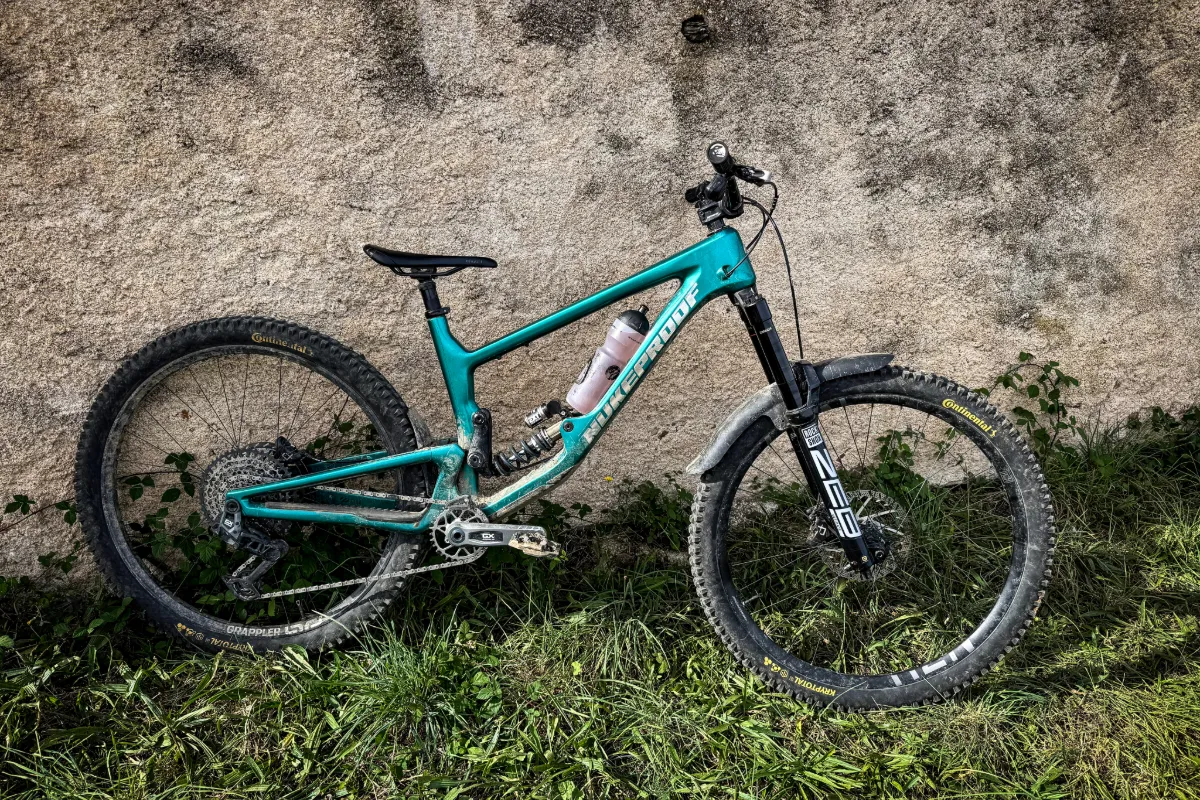 Nukeproof Giga 290 Custom Bike mit EXT Dämpfer von Enduro Rides auf den Schweizer Trails