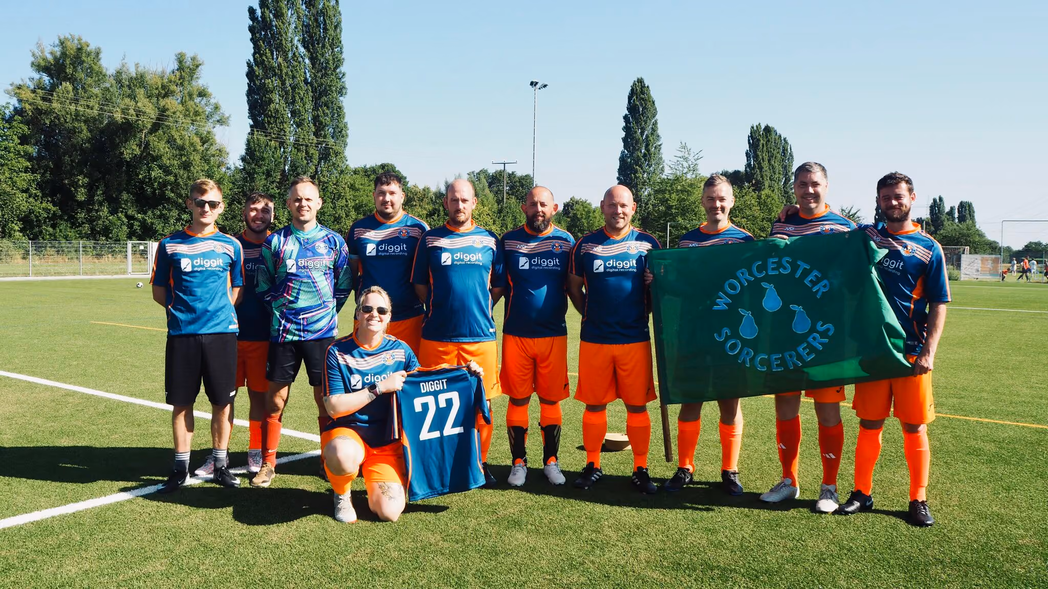 Une photo d'équipe des sponsors d'Diggit, l'équipe de football des Worcester Sorcerers, qui participe à la Wincklemann Cup, une compétition archéologique.