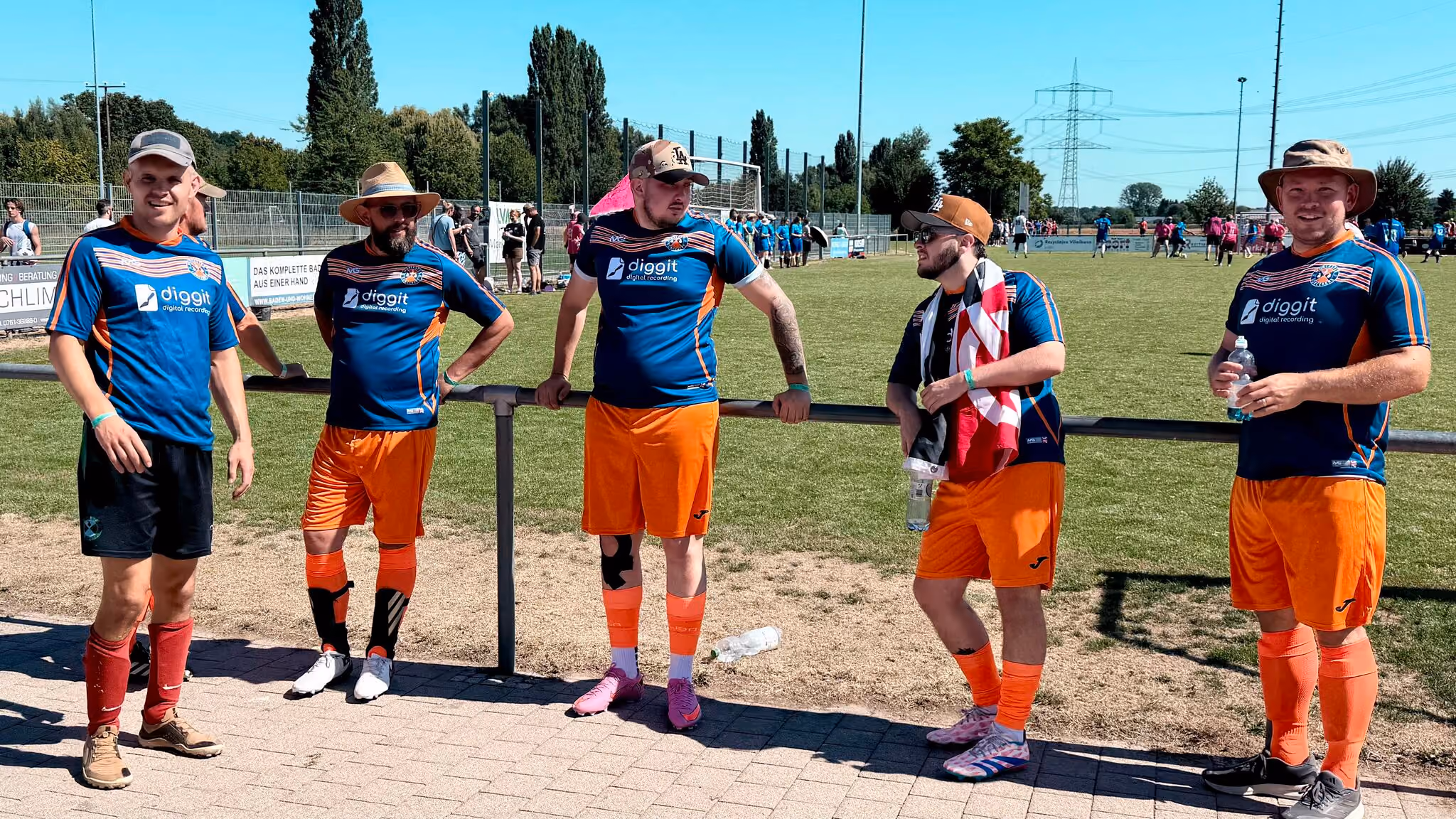 Diggitles sponsors de l'équipe, les Worcester Sorcerers, qui ont pris le temps de
