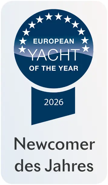 Blaues Abzeichen mit zwölf weißen Sternen und dem Text ‚European Yacht of the Year 2026‘, darunter ‚Newcomer des Jahres‘.
