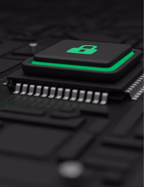 Schwarze Mikrochips mit grünem, leuchtendem Vorhängeschloss-Symbol, das Cybersicherheit anzeigt.
