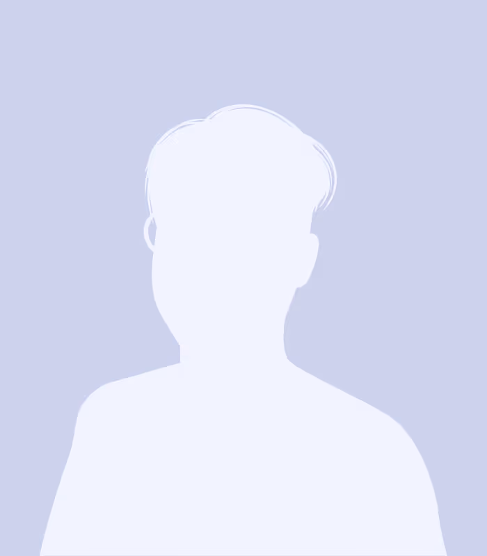 Silhouette eines Mannes mit kurzem, gewelltem Haar vor blauem Hintergrund.