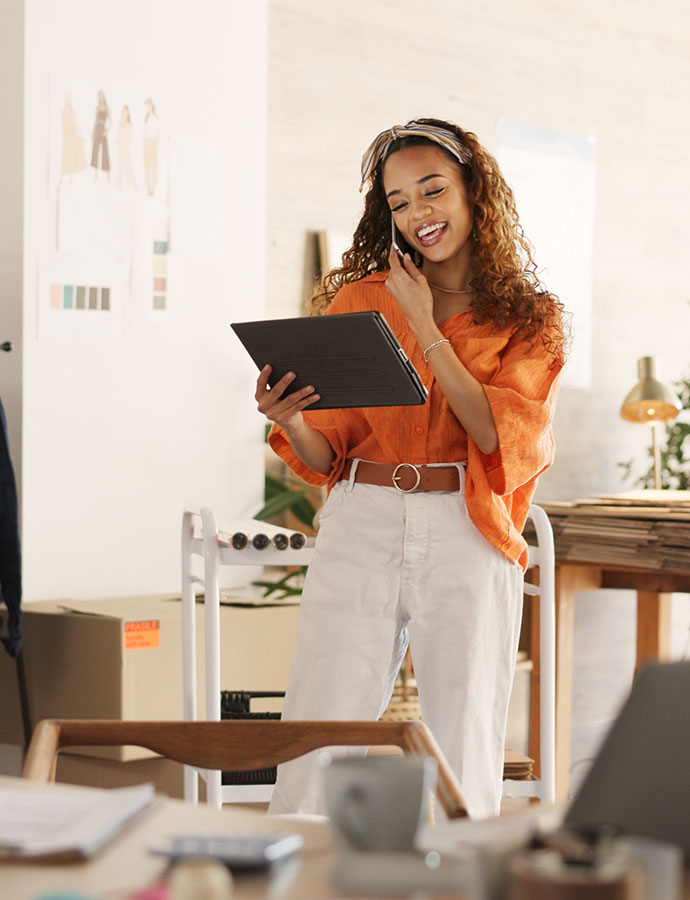 Verkkokauppias hoitaa asiakaspalvelua puhelimitse ja hallinnoi tilauksia tabletilla.