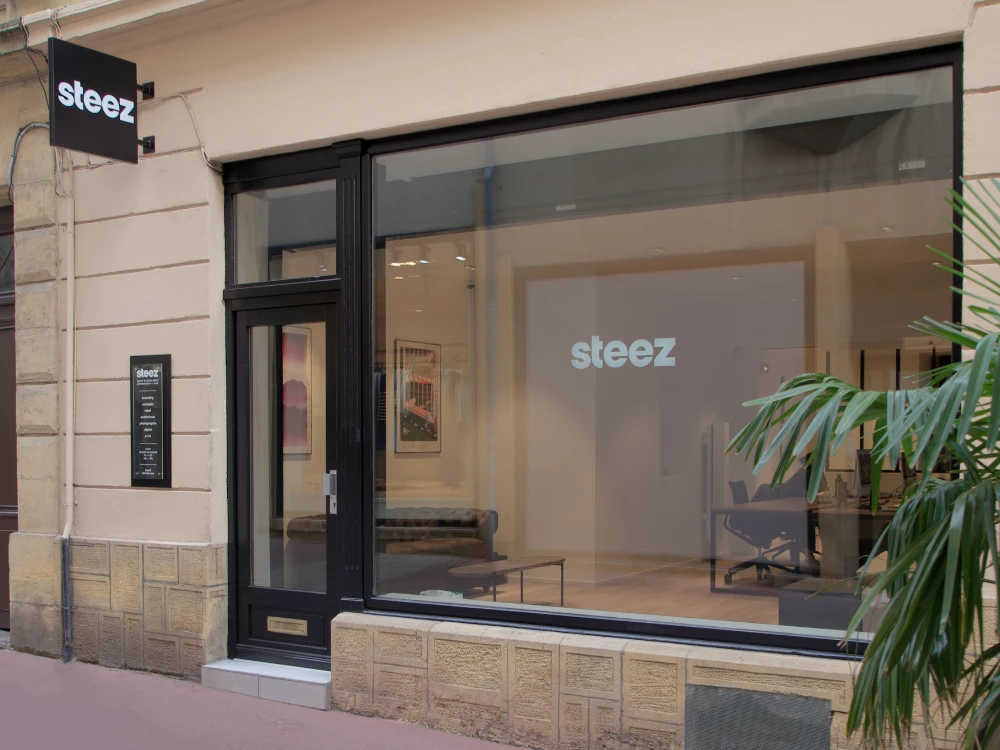 Vue de la devanture de l'agence steez en plein cœur de Metz, rue du Lancieu