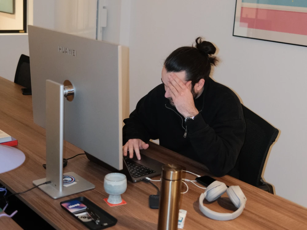 Lucas travaillant à l'ordinateur.