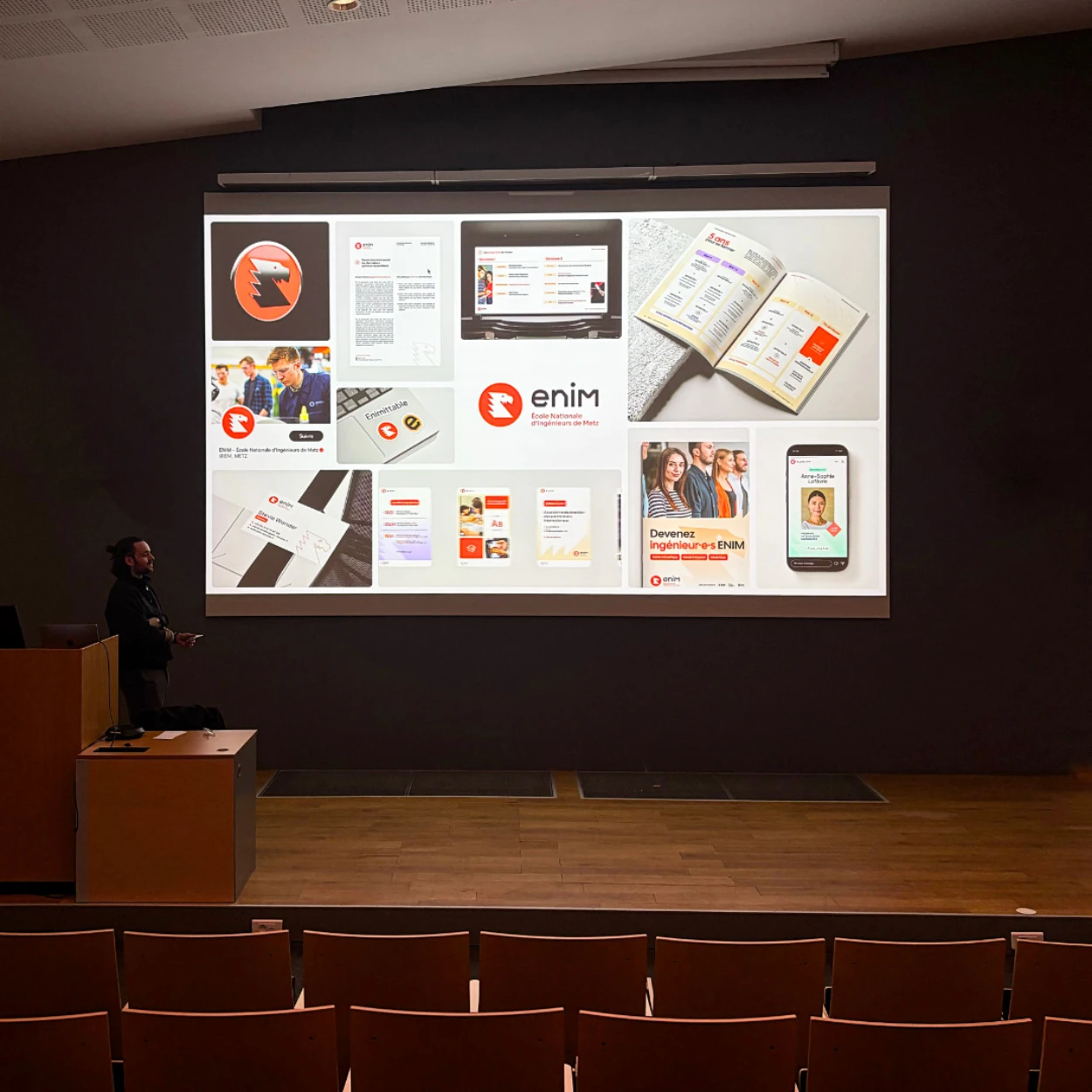 steez présentant une projection de supports de branding et de marketing pour l’école d’ingénieurs ENIM.