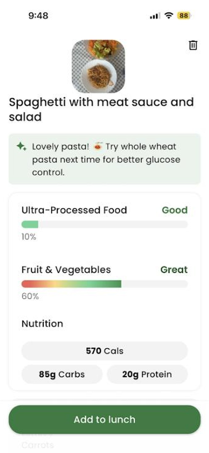 Pantalla de registro de comidas de GoCoCo: una comida registrada con su puntuaci&oacute;n de ultraprocesados, el porcentaje de fruta y verdura y las estimaciones nutricionales.