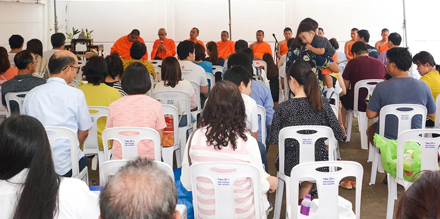 กิจกรรมทำบุญตักบาตร ที่โครงการโคราซอน ประชาชื่น