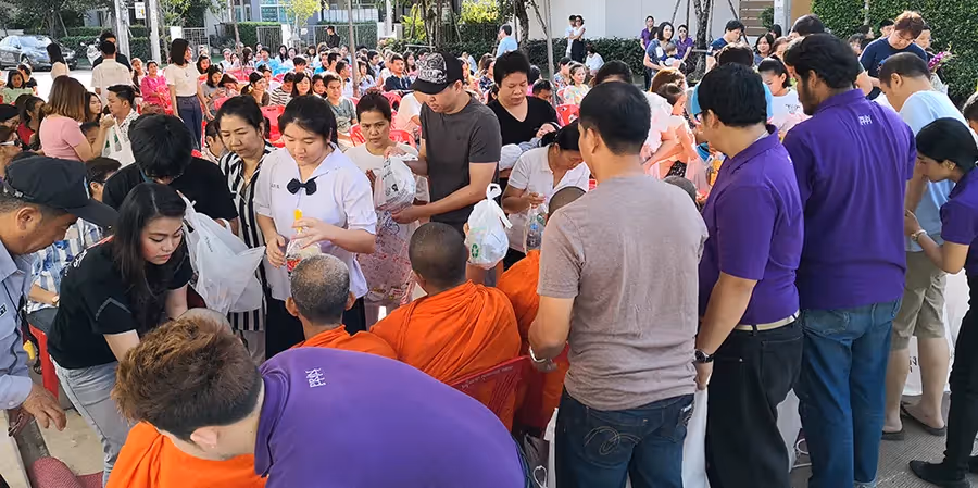 กิจกรรมทำบุญตักบาตรที่โครงการซิตี้เซนส์ พระราม 2-ท่าข้าม
