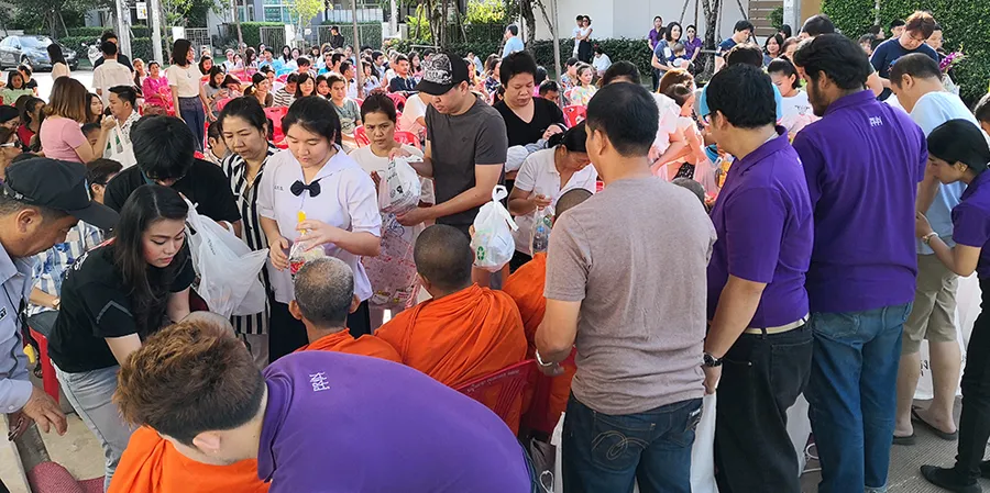 กิจกรรมทำบุญตักบาตรที่โครงการซิตี้เซนส์ พระราม 2-ท่าข้าม