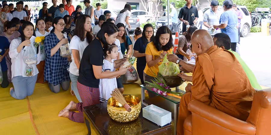 กิจกรรมทำบุญตักบาตร ที่โครงการเซล รัตนาธิเบศร์