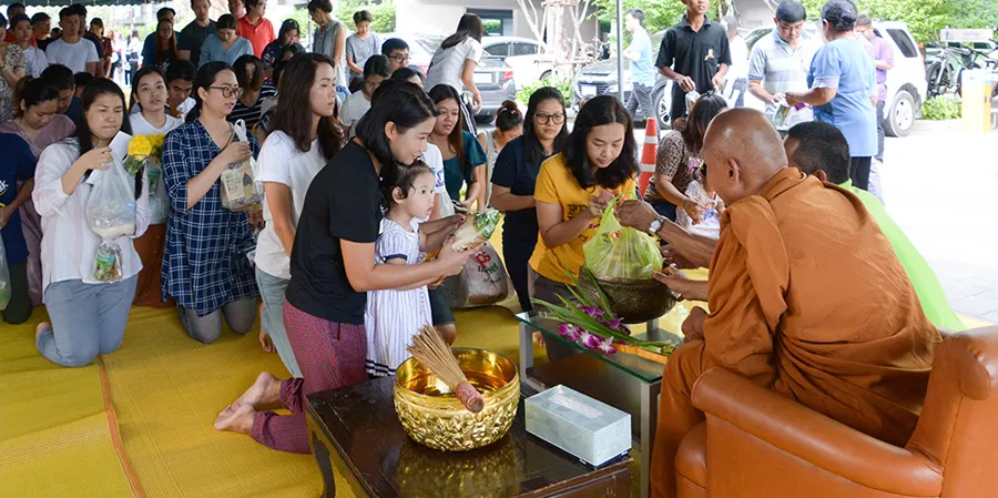 กิจกรรมทำบุญตักบาตร ที่โครงการเซล รัตนาธิเบศร์