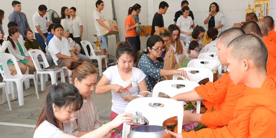 กิจกรรมทำบุญตักบาตร ที่โครงการโคราซอน ประชาชื่น