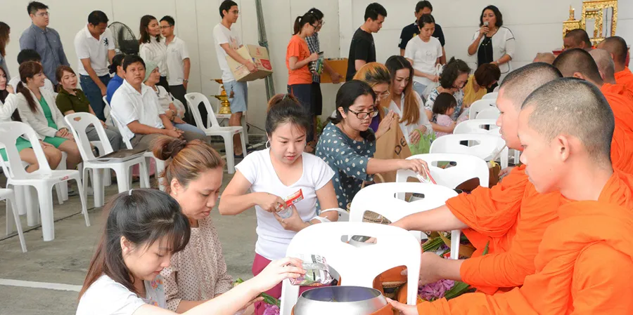 กิจกรรมทำบุญตักบาตร ที่โครงการโคราซอน ประชาชื่น