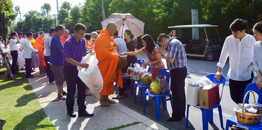 กิจกรรมทำบุญตักบาตรที่โครงการปริญญ์ สาทร-ราชพฤกษ์