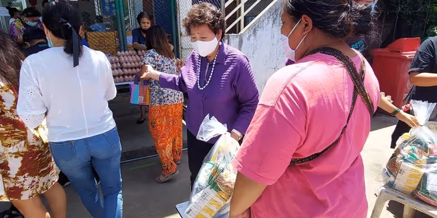 ปริญสิริ ส่งมอบกำลังใจ แจกข้าวสาร จำนวน 900 ถุง