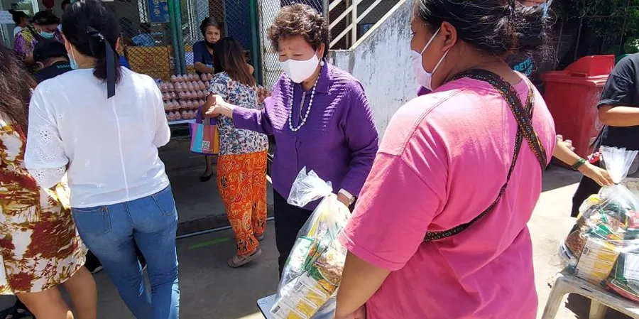 ปริญสิริ ส่งมอบกำลังใจ แจกข้าวสาร จำนวน 900 ถุง