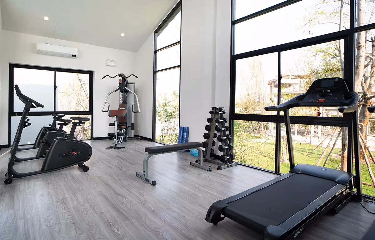 FITNESS ห้องออกกำลังกายอุปกรณ์ครบครัน