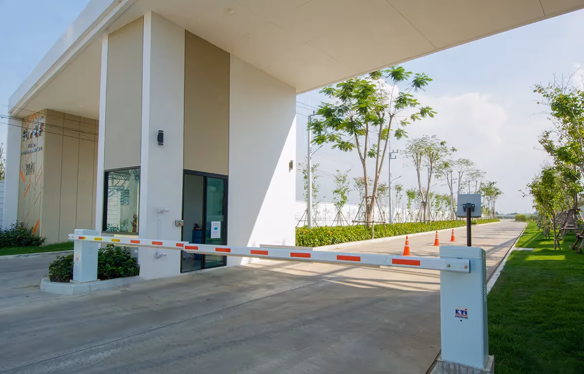 SECURITY ระบบรักษาความปลอดภัยตลอด 24 ชม.พร้อม CCTV บริเวณทางเข้า-ออก ทาวน์โฮม สาย 5