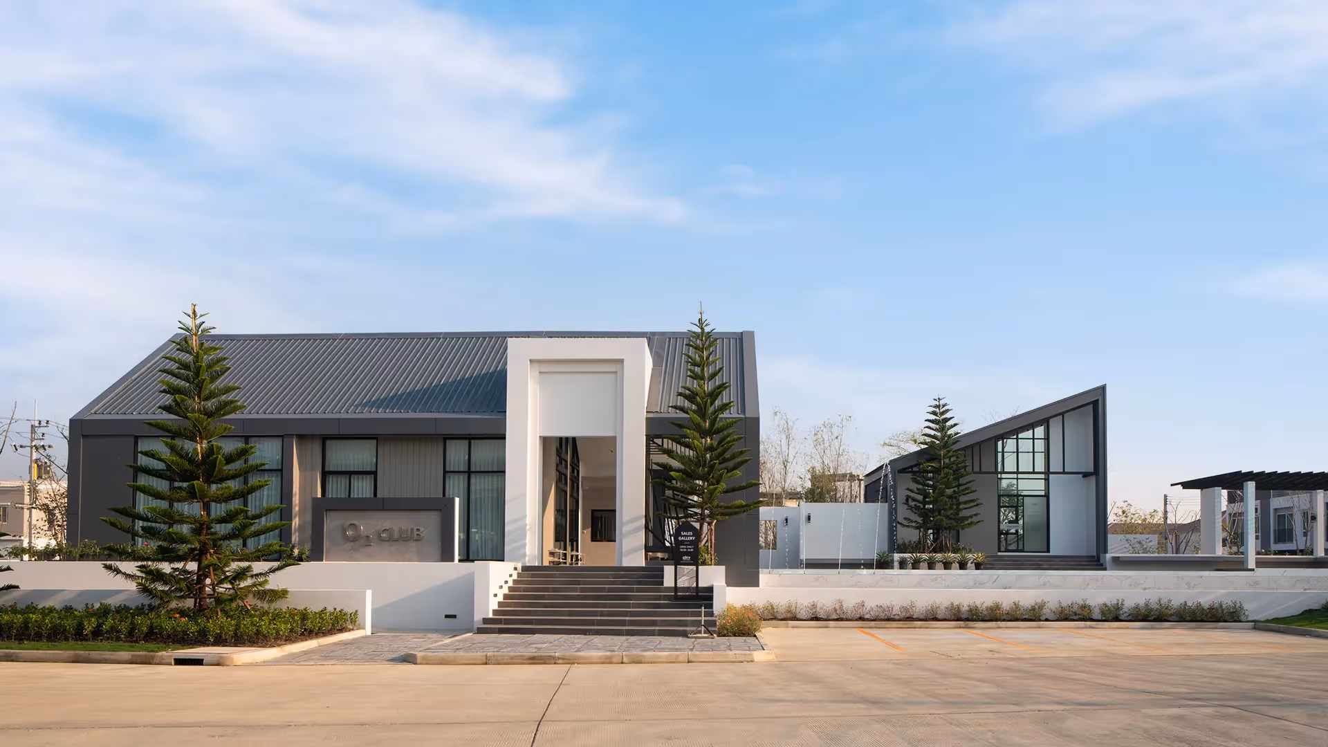 O₂ CLUB Clubhouse ดีไซน์ Modern Barn พร้อมสระว่ายน้ำระบบเกลือขนาดใหญ่