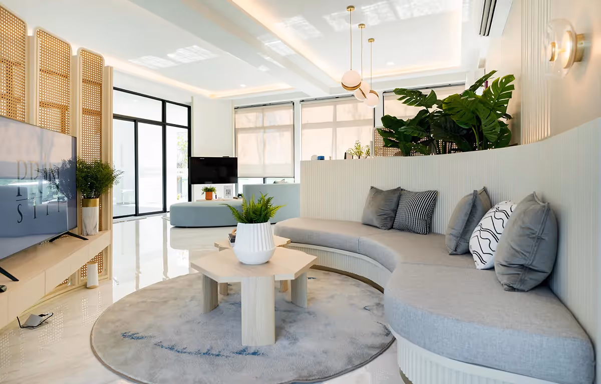 CO-WORKING SPACE สามารถมานั่งอ่านหนังสือ ทำงาน พร้อมรับวิวสระว่ายน้ำ