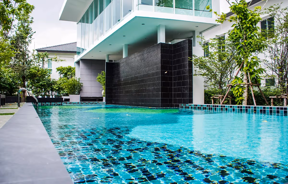 CLUBHOUSE สโมสรดีไซน์โปร่งโล่ง พร้อมสระว่ายน้ำระบบเกลือขนาดใหญ่ โครงการฟอร์เร่ (ทาวน์โฮม) ลำลูกกา - คลอง 5